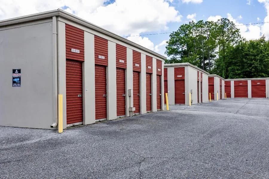 Inheriting a storage unit can be challenging. This guide offers steps for handling legalities, sorting items, managing costs, and organizing effectively to make the process smoother and less overwhelming.